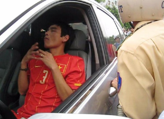 Như đã biết, chiều 7/9/2012, Huy Hoàng lái xe trong tình trạng đang rất 'phê', gây tai nạn và được công an Thanh Hóa đưa về trụ sở làm việc...